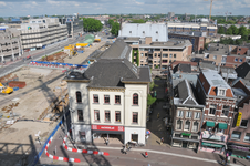821336 Gezicht op het pand Vredenburg 40 (Infocentrum Stationsgebied) te Utrecht, vanaf het in aanbouw zijnde ...